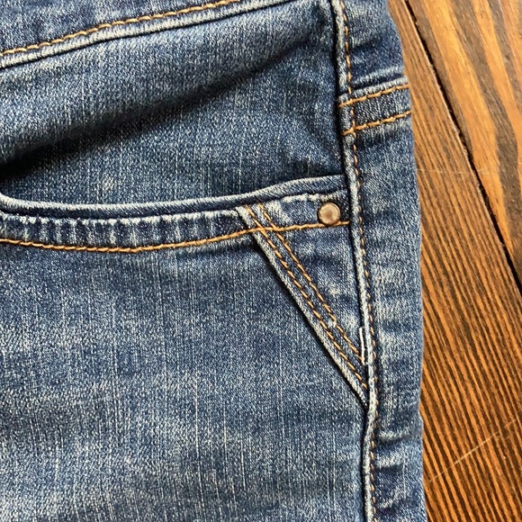 Levi’s Perfectly Slimming Sequined Jean Short 10 - Picture 6 of 17